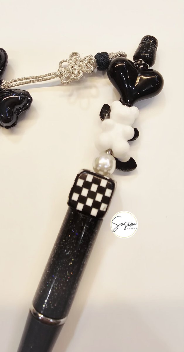 샘들~~~제가 이쁜거 가져왔어요. 
요즘 대 힛트템 볼꾸 만들었어요. 😁
로고 탑꾸용으로 만들어둔거 젤리곰에 붙여 만들었어요.  #굿즈diy #볼꾸