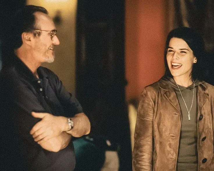 Scream_Spain's tweet image. ¡Feliz 26 aniversario a #Scream3! 🎂Tal día como hoy en Estados Unidos, se estrenaba la que se suponía que iba a ser la última secuela de la saga de Wes Craven.

Una secuela muy infravalorada que es el cierre perfecto para la primera trilogía de Sidney Prescott.