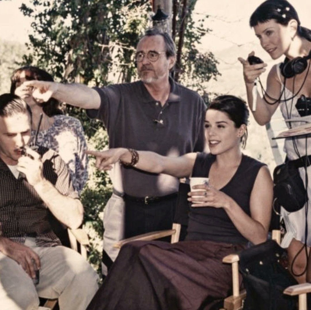 Scream_Spain's tweet image. ¡Feliz 26 aniversario a #Scream3! 🎂Tal día como hoy en Estados Unidos, se estrenaba la que se suponía que iba a ser la última secuela de la saga de Wes Craven.

Una secuela muy infravalorada que es el cierre perfecto para la primera trilogía de Sidney Prescott.