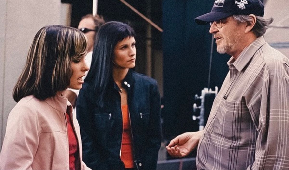 Scream_Spain's tweet image. ¡Feliz 26 aniversario a #Scream3! 🎂Tal día como hoy en Estados Unidos, se estrenaba la que se suponía que iba a ser la última secuela de la saga de Wes Craven.

Una secuela muy infravalorada que es el cierre perfecto para la primera trilogía de Sidney Prescott.