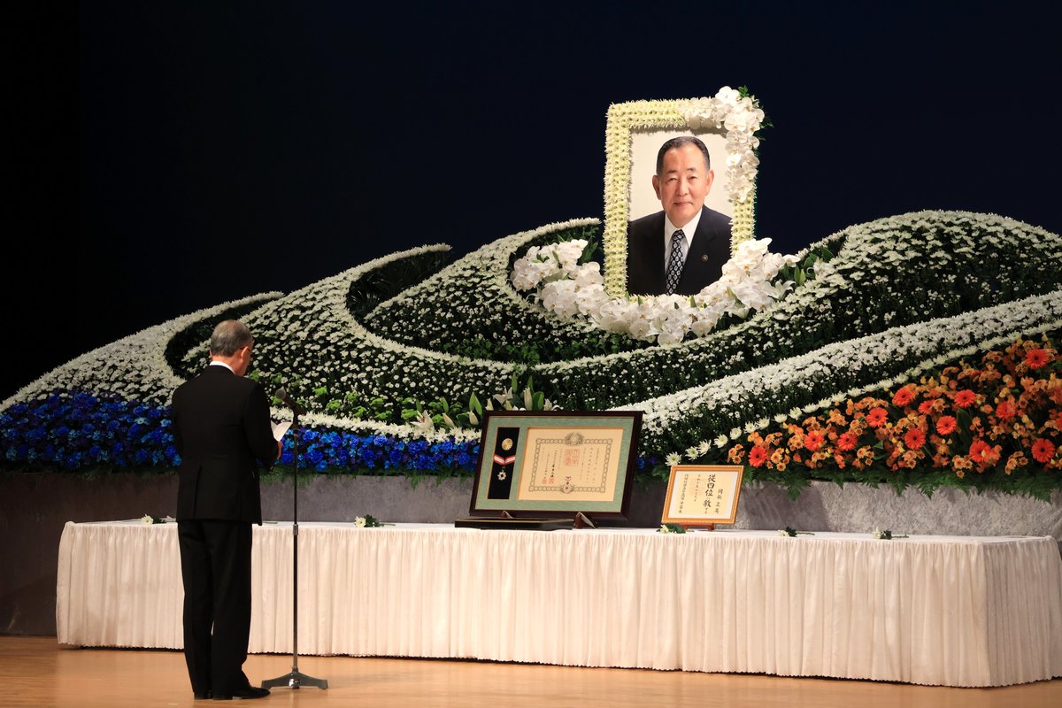 2月3日、前佐野市長 故岡部正英氏の特別功労者葬を葛生あくとプラザにて執り行いました。
「対話・協調・融和」を信条に4期16年にわたり尽力され、そのご功績は佐野市の礎として多くの方の心に息づき、末永く郷土を温かく見守っていただけるものと存じます。心よりご冥福をお祈り申し上げます。