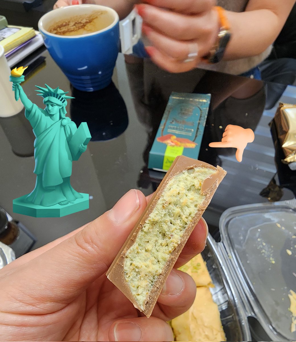 나두 드뎌 두쫀쿠 배달로 시식 완료.✔️ 찰떡이라서 다른 두바이 초코 디저트들과는 좀 다르네. 이번 한 번으로 족할 듯.ㅎㅎ 지난 주에 뉴욕에서 지인 사무실에 가는 길에 아랍 사람 가게가 보이길래 진짜 두바이 초코 사서 같이 맛봤었거든. 난 쫀득 보단 오리지날 두바이 초코가 입맛에 더 맞는 듯.