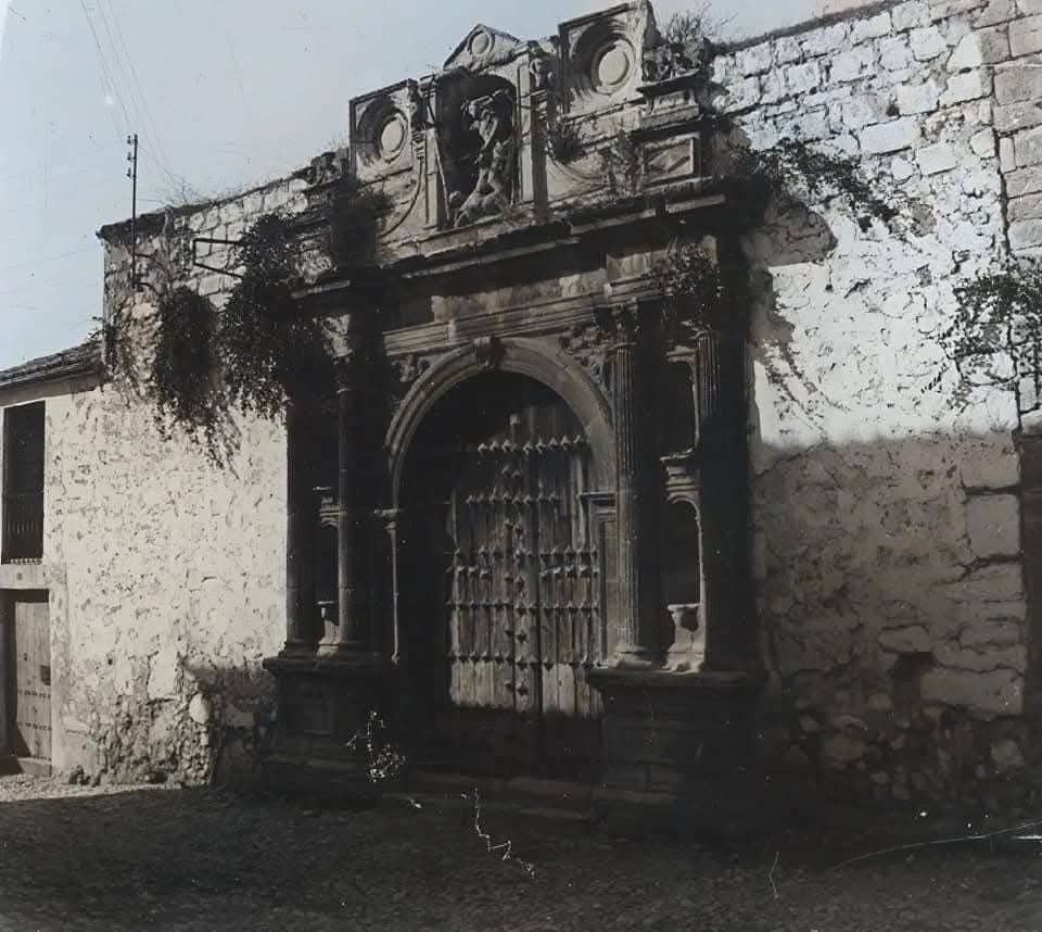 Imaginar lo que debió de ser San Miguel en su momento... Una joya bajo la mano de Andrés de Vandelvira que, aun en ruinas, persiste y tiene mucho que contar entre sus paredes. Ojalá que las instituciones se vuelquen pronto en su recuperación.
#Jaén