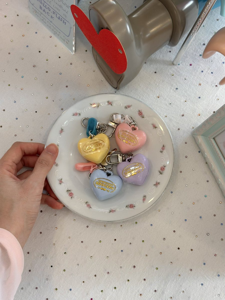 tamjaichunbkk's tweet photo. ตู้ chumchumgrocery x flashback รอบนี้น่ารักที่สุด 🤏🏻🩵✨มาในธีม polly pocket เราสามารถ create avartar ได้เองเลย พอถ่ายรูปเสร็จก็มา DIY พวงกุญแจกับแหวน เฟรมรอบนี้น่ารักมาก และทุกแผ่นเป็น sticker อะ อารมณ์เหมือนถ่ายตู้ตอนเด็กๆเลยอะ https://t.co/E86FkahfGp