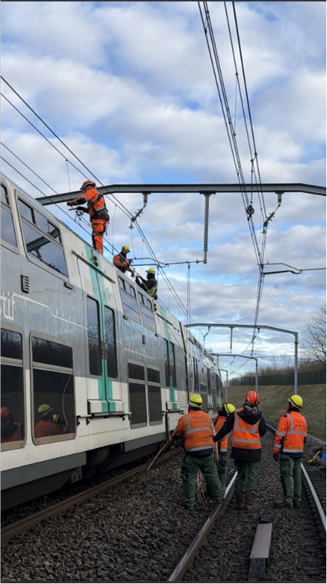 RER_A's tweet image. 🚧Les équipes techniques sont toujours en cours d'intervention sur place suite à la rupture de caténaire. #RERA