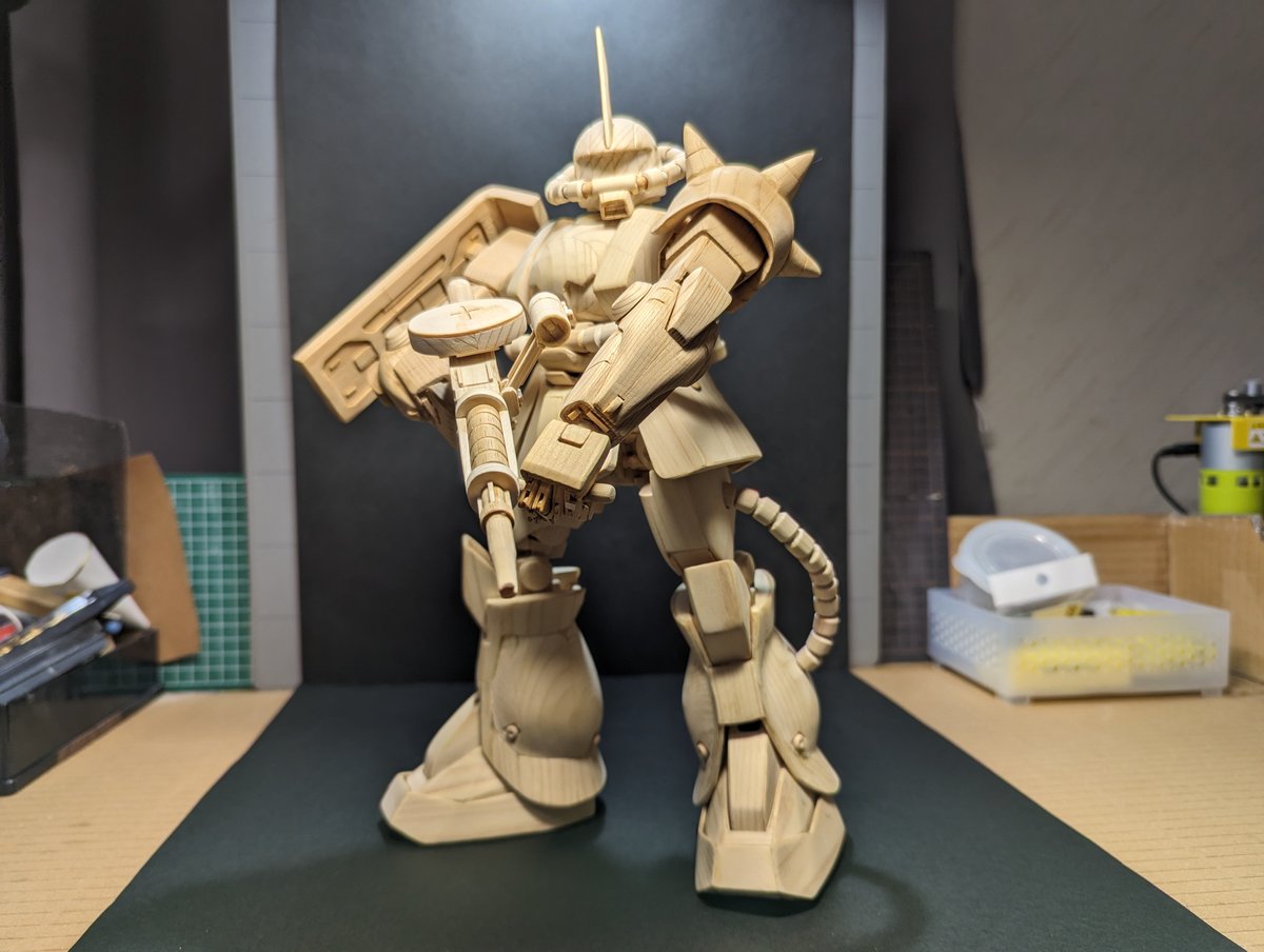 自分の木ザクの元になった思い出深いキットです。
当時で約1万円近い値段でしたが、友達から素組みしたものを借りパ・・・いやいや、貸してもらい直接採寸して、20数年越し（長期で模型から離れましたが）に完成させることができました。ｗｗ