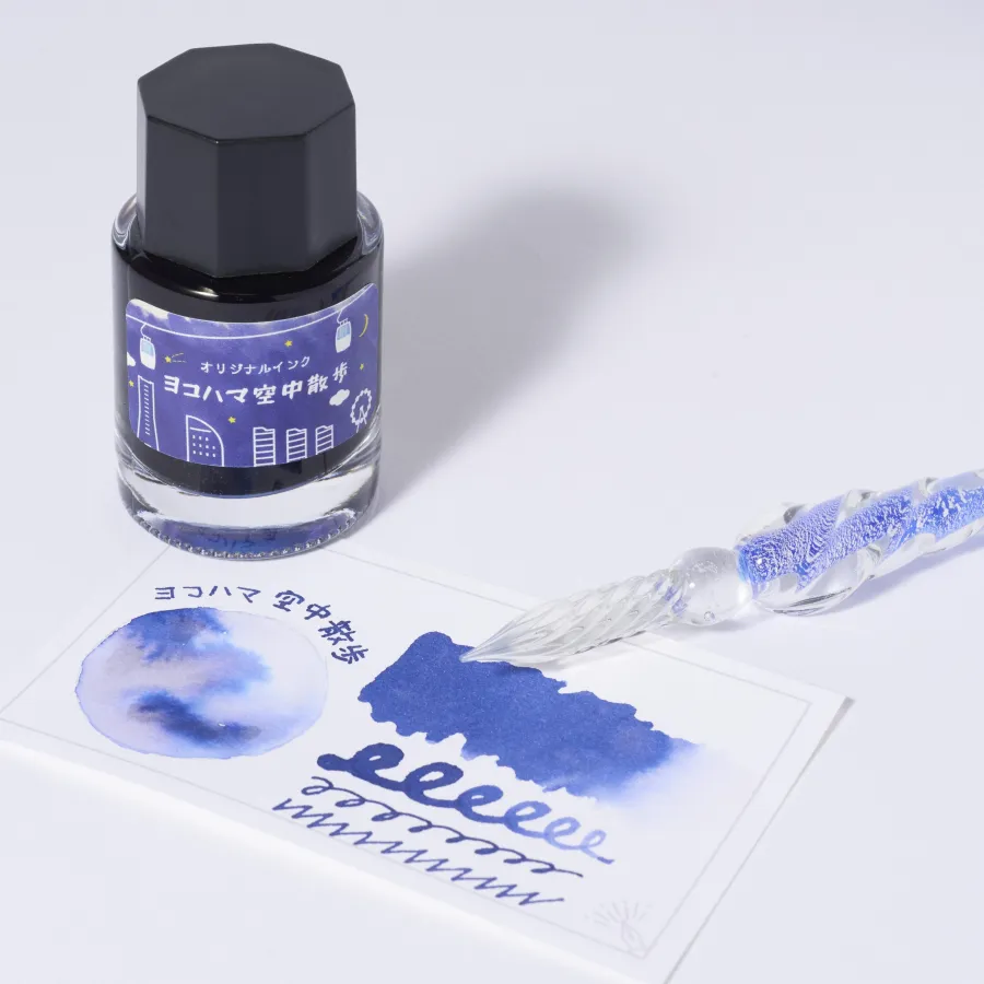 #阪急文具の博覧会2026
おしながき
「ヨコハマ空中散歩」通常 Ver.
横浜エアキャビンがゆっくり移動していく
夜の横浜の風景をイメージ。

最初の描きはじめ、グリーンに遊色して
少しずつグレーになっていく様子が
海の中みたいで面白いです。

#阪急文具の博覧会2026kaku