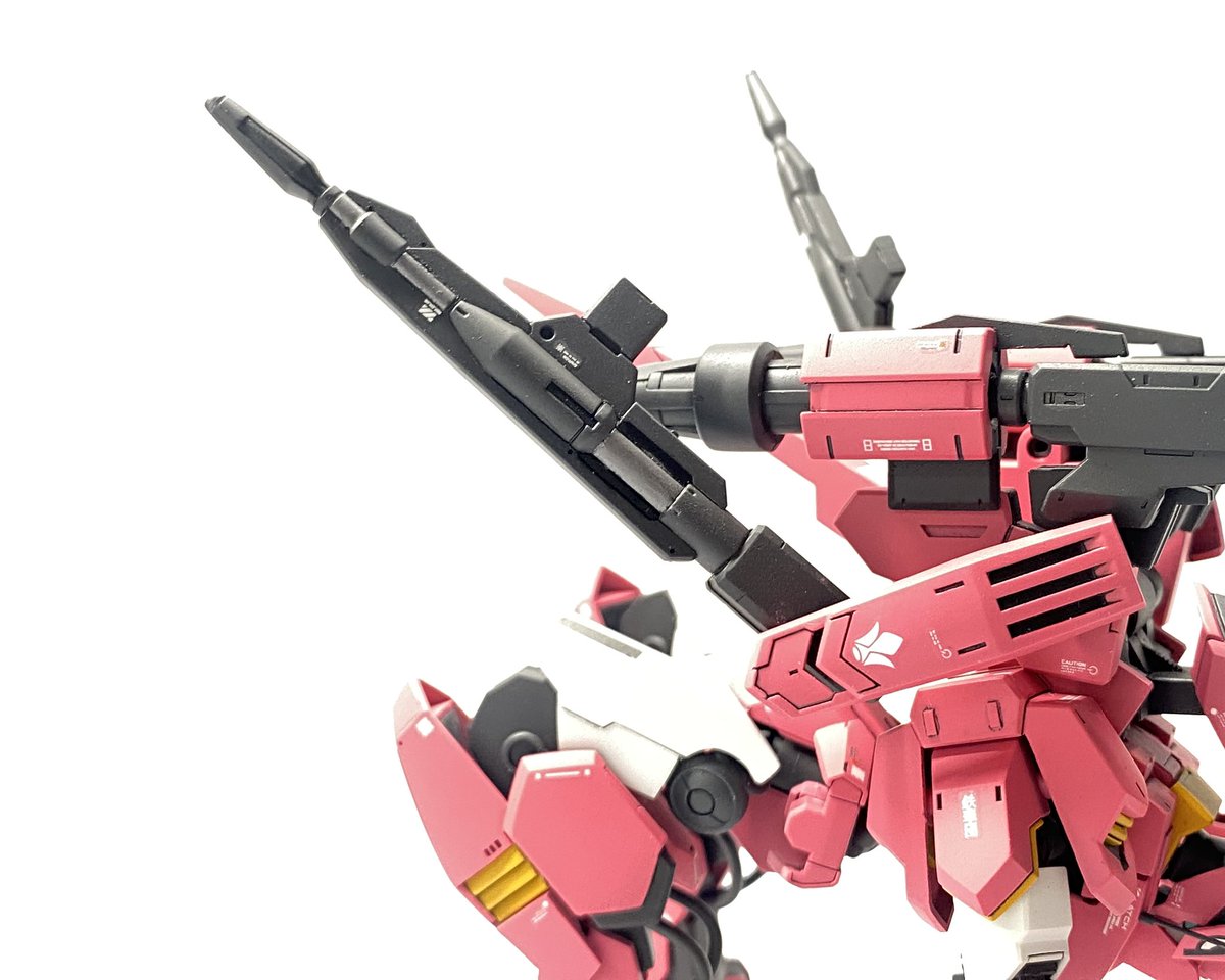 変形時、アウトラインが決まるように、脛に軸を設けて可動するよう改造。

変形時頭部が下を向き過ぎていたのでバックパックの軸を寝かせて際接着。
胴体に沿わせるように変更した。