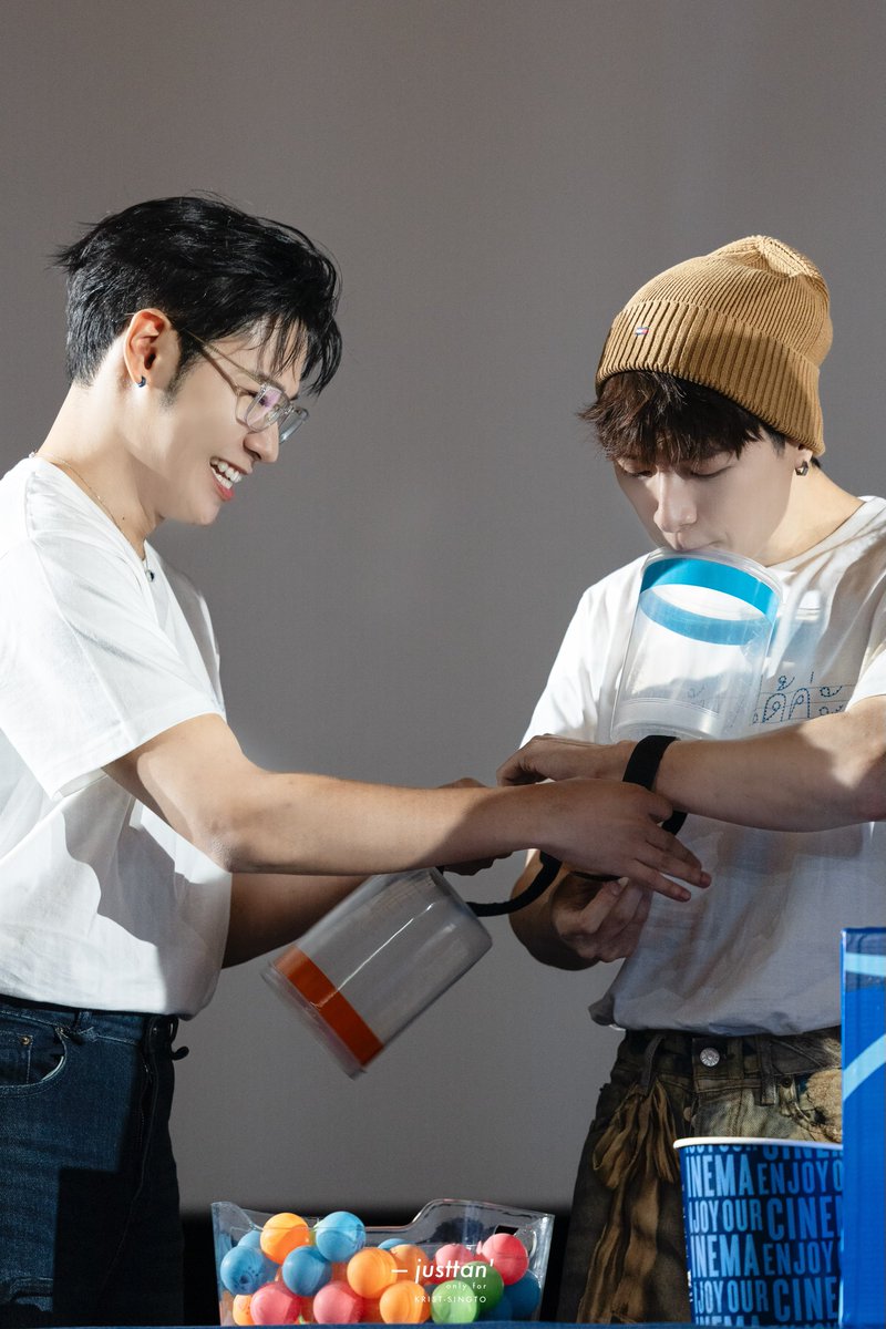 น่ารักครับ คนใส่หมวกน่ะ o̴̶̷᷄ ·̫ o̴̶̷̥᷅🤏🏻
พี่เค้าเก็บอาการไม่อยู่ละ ช่วยด้วย~

#SFxKristSingtoSingChimonKingman
#คริสสิงโต #justtanpixz