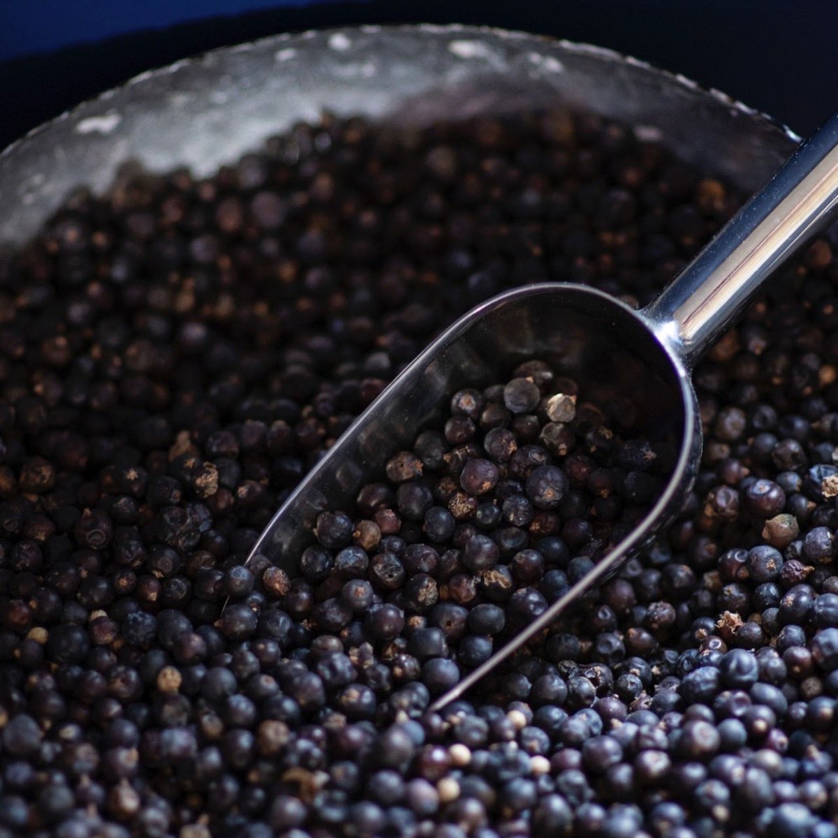 BombayJapan's tweet image. 新しいキャンペーンテーマ
 
Step into the blue。
踏み出そう、美しい青の極みへ。
 
ボンベイ・サファイアの特徴は、
世界中から選ばれた10種のボタニカル。
 
上質な原材料にこだわり続けているからこそ、深い香りと味わいを生み出すことができています！

#BOMBAYSAPPHIRE  #ボンベイサファイア