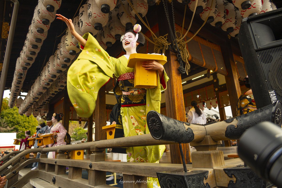 京都八坂神社の節分祭。華やかな着物姿の芸舞妓さんたちによる舞踊奉納