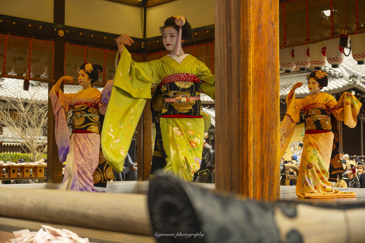 京都八坂神社の節分祭。華やかな着物姿の芸舞妓さんたちによる舞踊奉納