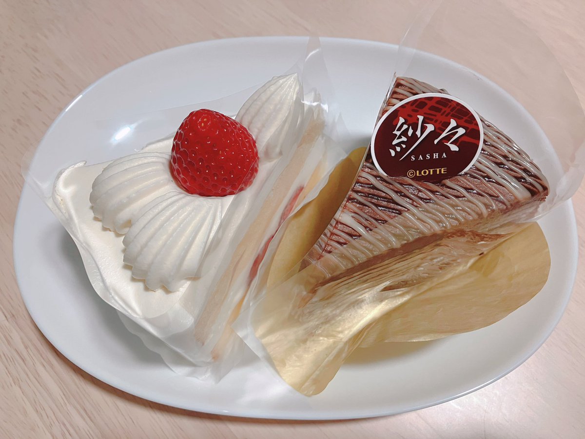 mjnskrm's tweet photo. 今年も無事に年齢が一つ増えました🥳
2号が買ってきてくれたケーキ🍰とお祝いに駆けつけてくれたにゃんず🐈🐈💕
#シンガプーラ
#ラグドール https://t.co/cOBiuIaT3b