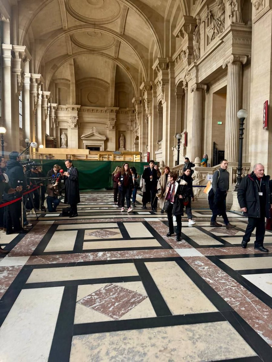 Sur cette photo, deux conceptions de l’humanité se font face. 

Seule, une femme, une mère, Bernadette Paty, digne, républicaine, gardant ses paroles pour la salle d’audience : « Ce que nous attendons de ce procès ? Que les sanctions prononcées soient à la hauteur du traumatisme