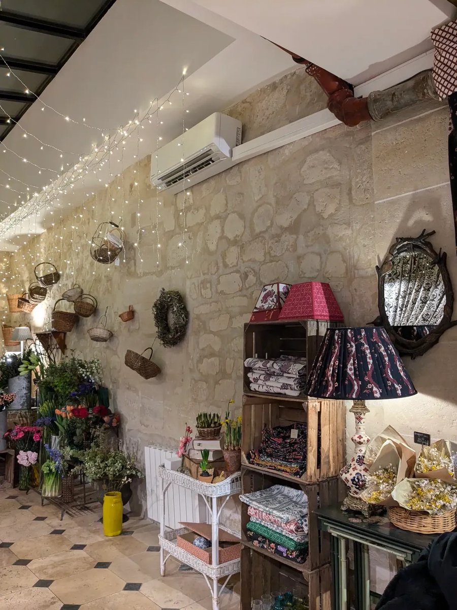 pamvonhadder's tweet image. the feminine urge to own a flower shop in paris