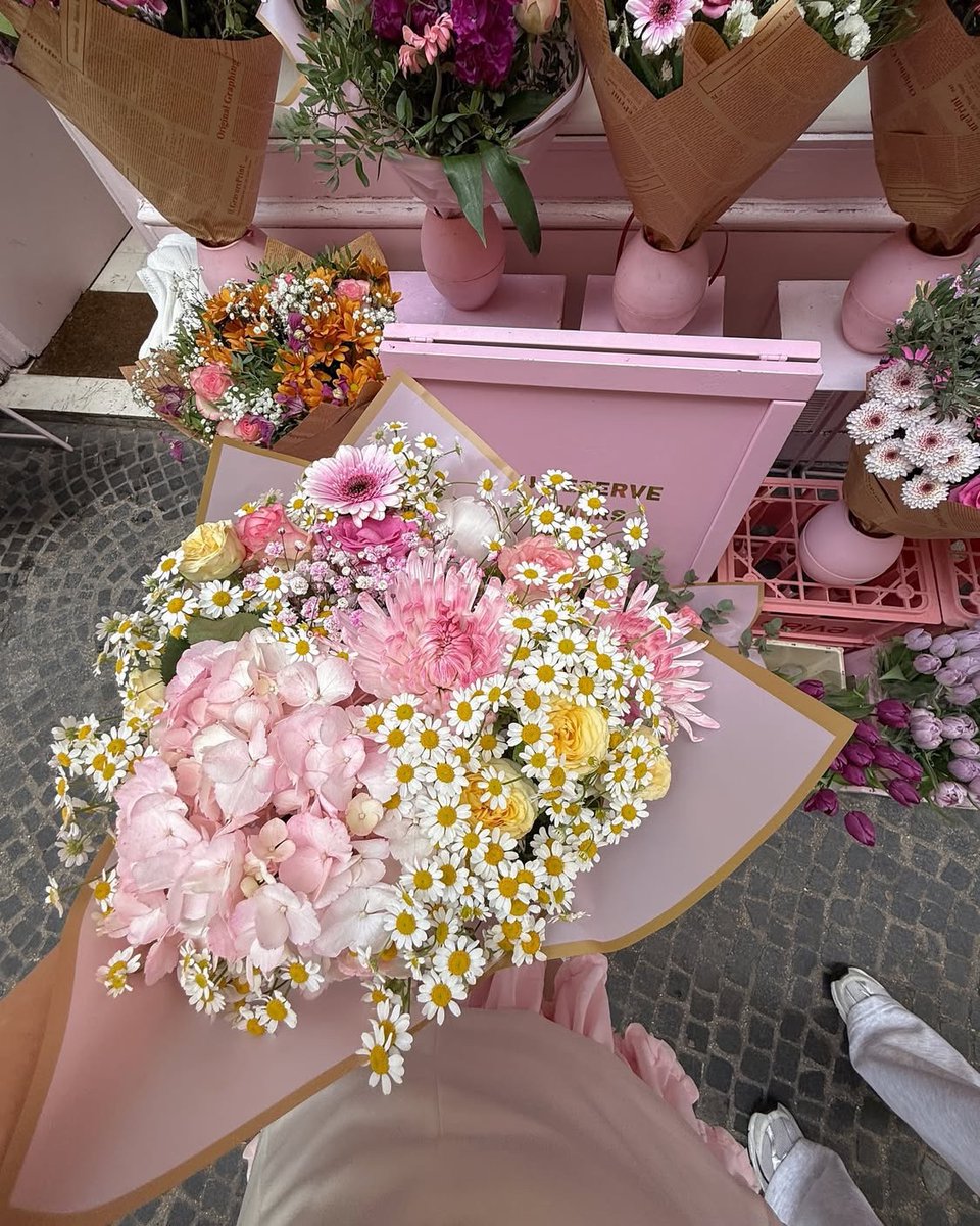 pamvonhadder's tweet image. the feminine urge to own a flower shop in paris