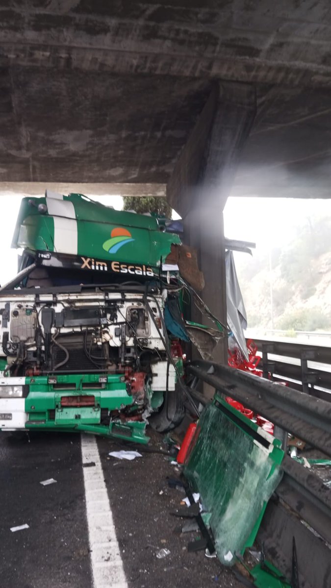 carreteresdeMca's tweet photo. ATENCIÓ‼️🚧Tallada l'entrada a Palma des de la carretera d'Andratx (Ma-1) per col·lisió d'un camió contra el pilar d'un pont a l'alçada de Marivent

👷Equips de carreteres fan feina per reobrir trànsit el més aviat possible. En breu s'obrirà un carril al trànsit PRECAUCIÓ⚠️ https://t.co/mV1RukpmlL
