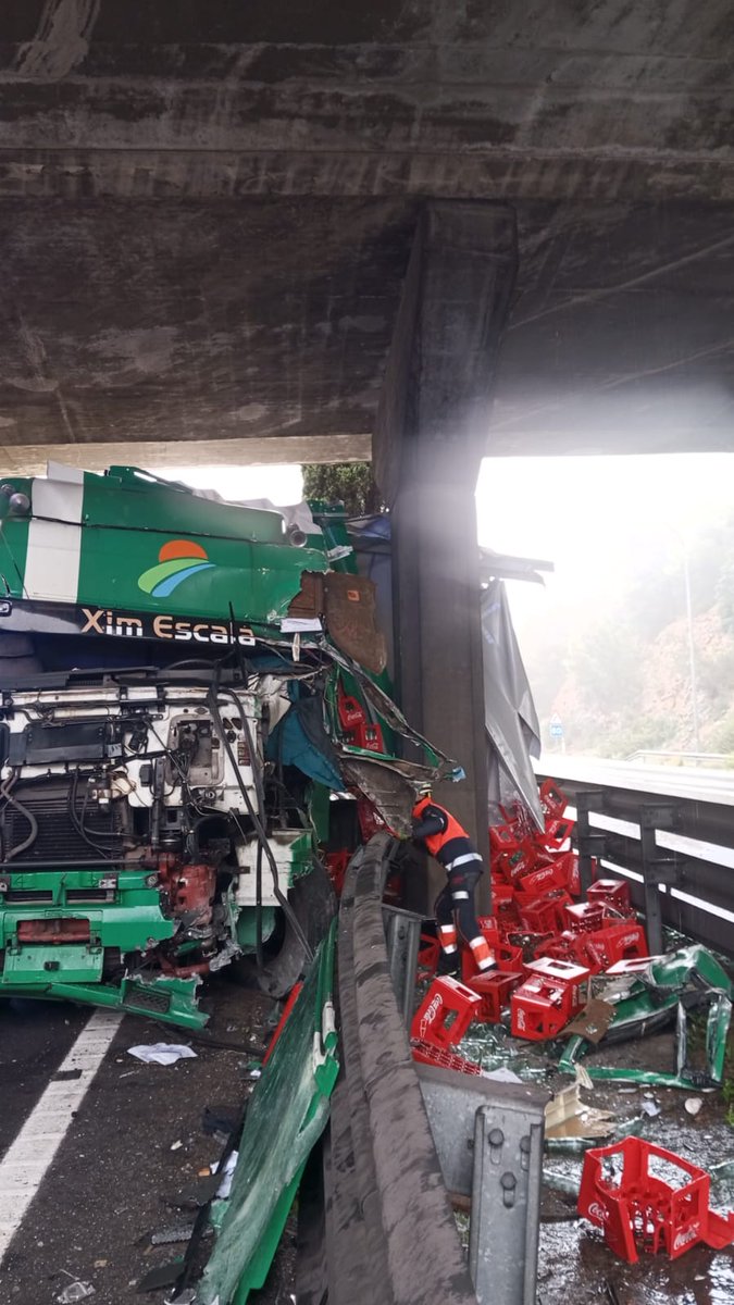 carreteresdeMca's tweet photo. ATENCIÓ‼️🚧Tallada l'entrada a Palma des de la carretera d'Andratx (Ma-1) per col·lisió d'un camió contra el pilar d'un pont a l'alçada de Marivent

👷Equips de carreteres fan feina per reobrir trànsit el més aviat possible. En breu s'obrirà un carril al trànsit PRECAUCIÓ⚠️ https://t.co/mV1RukpmlL