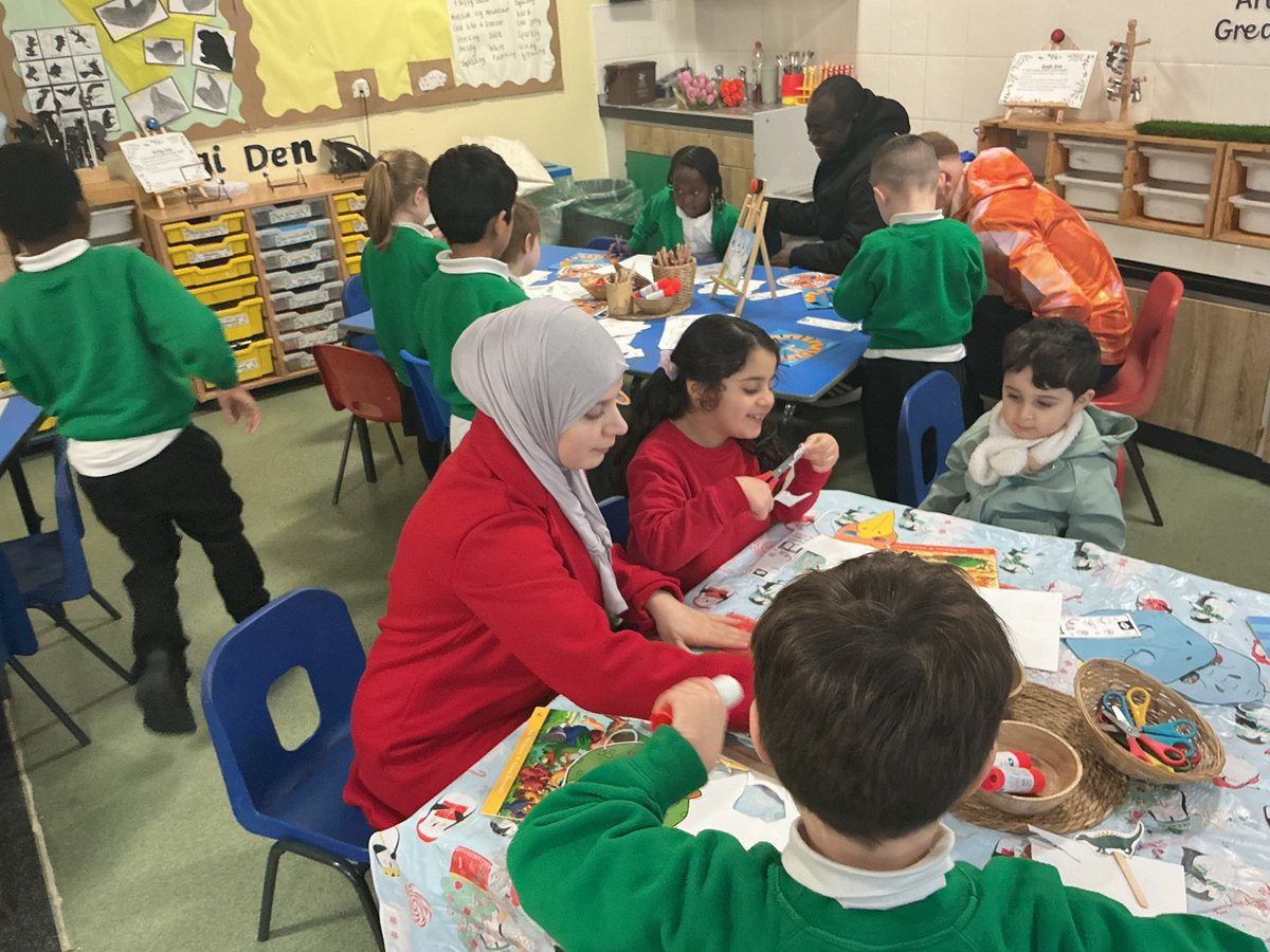 StDavidsCiWPrm's tweet photo. A lovely afternoon in Dosbarth Rhymney for National Story Telling Week. We read stories with our parents and made crafts about our books π #stdavidsciwrhymney #stdavidsciwLLC https://t.co/OACSVTUv4t