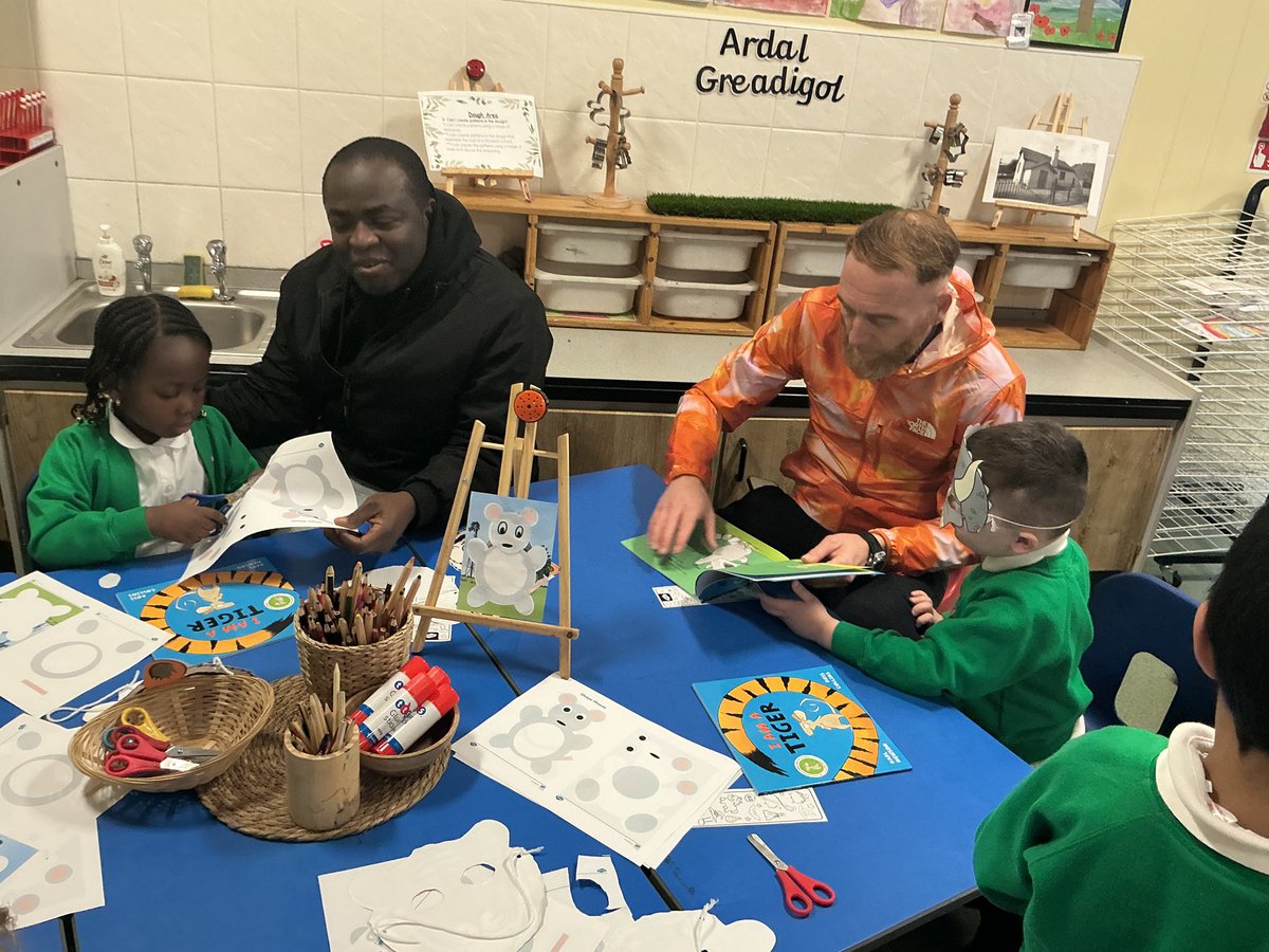 StDavidsCiWPrm's tweet photo. A lovely afternoon in Dosbarth Rhymney for National Story Telling Week. We read stories with our parents and made crafts about our books π #stdavidsciwrhymney #stdavidsciwLLC https://t.co/OACSVTUv4t