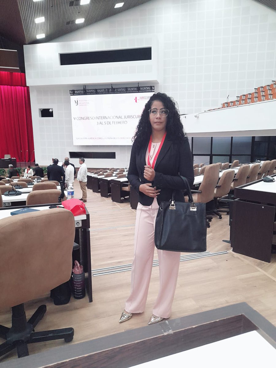 Nuestra "chica JurisCuba", Marlen Serrano García, vuelve a enorgullecernos con su participación en el V Congreso Internacional #Juriscuba2026, que sesionará hasta este jueves bajo la máxima de contribuir a la seguridad jurídica de las naciones.
#GenteDeAsel
#HonorHolguinero