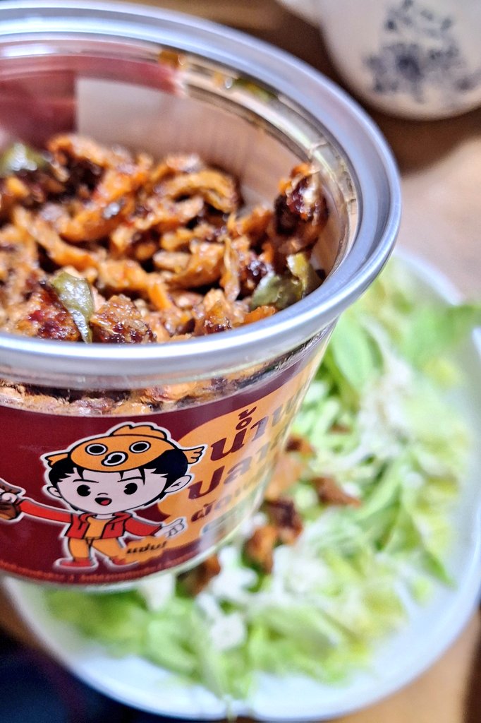 うちにもようやく届いたー🙌🌶️🎁
まずはお初のGourami Zaapちゃんをサラダにかけて試食😋🥗
お魚がゴロゴロたくさん入ってて食感めっちゃ良いし、香ばしくて美味しい❤
🤏つまんでボリボリ食べてたらあっという間になくなりそう😂

<a href="/Namprik_Maruay/">Namprik Maruay น้ำพริกมารวย</a> 
#NamprikMaruayByBossCKM
#น้ำพริกมารวย