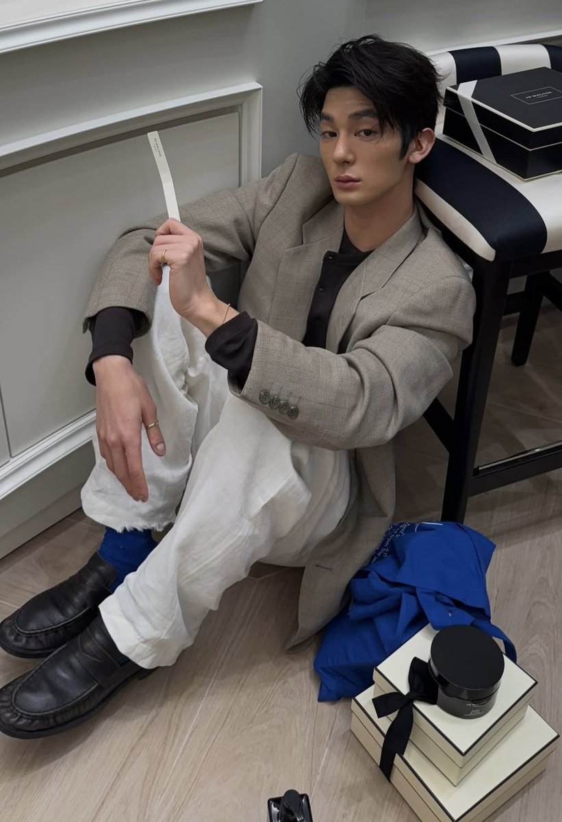 요즘 제일 좋아하는 모델인데...
이상하게 이성애할 거 같지가 않음