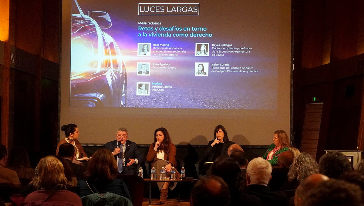 CACOArquitectos's tweet photo. 🗣️ La presidenta del #CACOA, Isabel Suraña, destacó  “el papel de los arquitectos ante el reto” de la vivienda de calidad y asequible, y abogó por "comprender bien el modelo de coexistencia entre las viviendas turísticas y las residenciales” para hallar las mejores soluciones https://t.co/dqLrAmvhIQ
