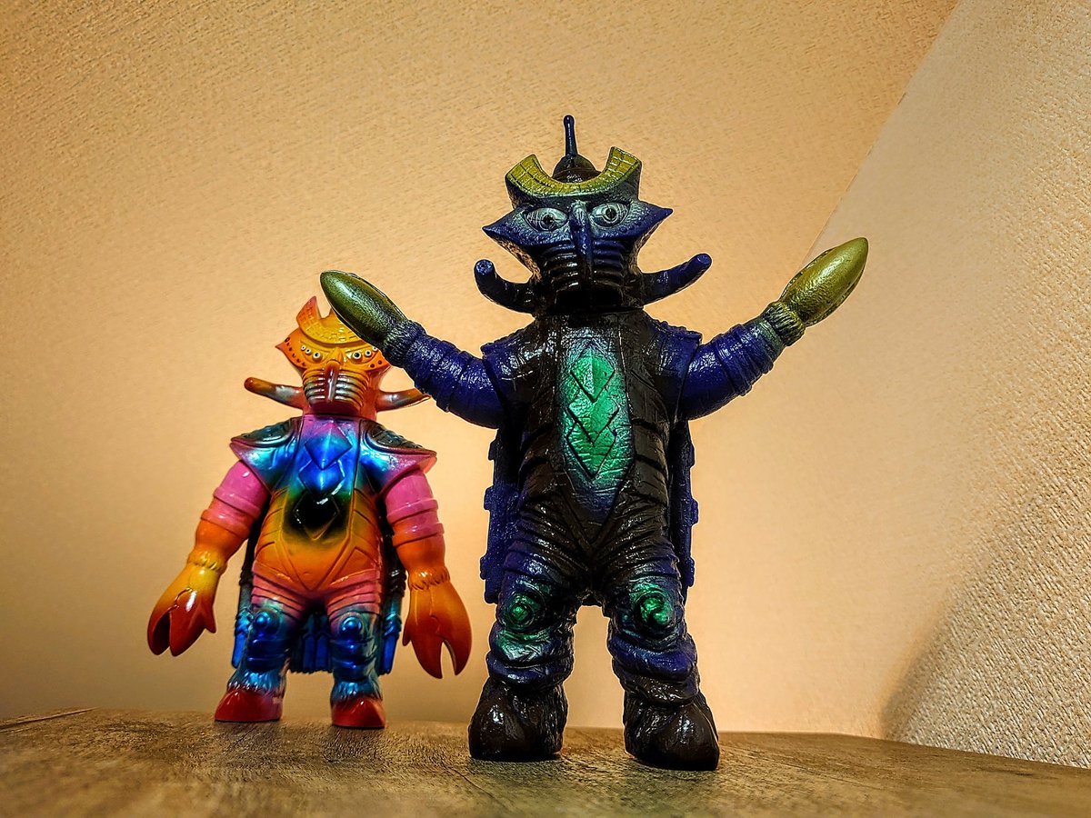 テンペラー星人仲間入りです。 キングザウルスのソフビ凄く軽いです