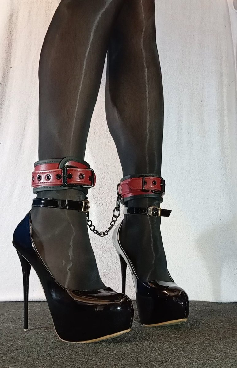 Jessica_Sissy25's tweet photo. Cuffed in heels and nylons, isn't it sexy?🤭 ❤️🖤
#sissyslut #submission #cuffs #heels #nylons https://t.co/DBCY3AC3qu