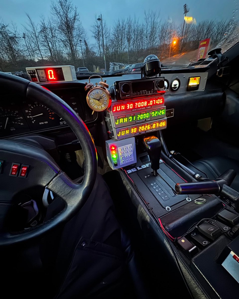 _PointDePenalty's tweet photo. Arthur Masuaku il a la DeLorean de Retour vers le Futur ?? https://t.co/hDSdiL7NDt