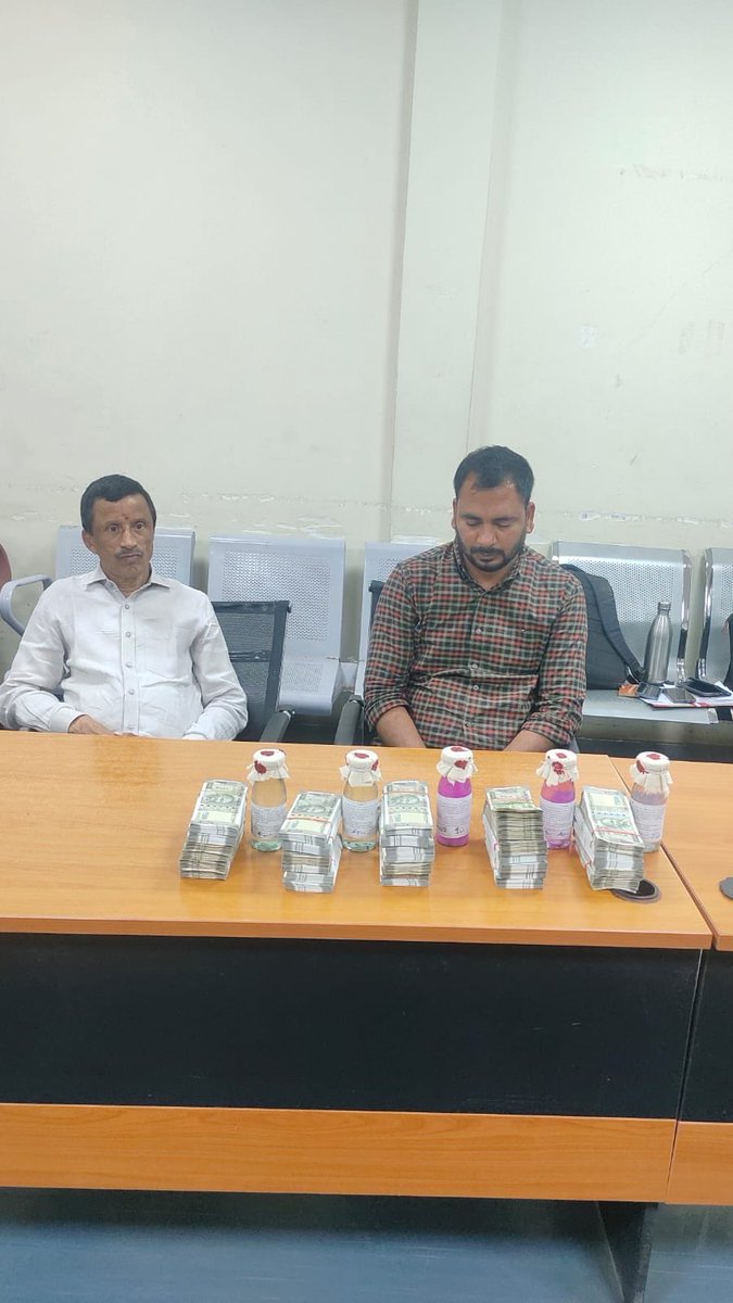 NewsMeter_In's tweet photo. Update: #Kukatpally Superintendent Engineer P Chinna Reddy was caught red handed by sleuths of Anti Corruption Bureau is deemed to be suspended. 

The accused officer demanded money from a contractor to pass a certain bill amounting to Rs1.40 Crore. The other person in the video is B Praveen Kumar- Computer operator, who served as Chinna Reddy’s conduit.