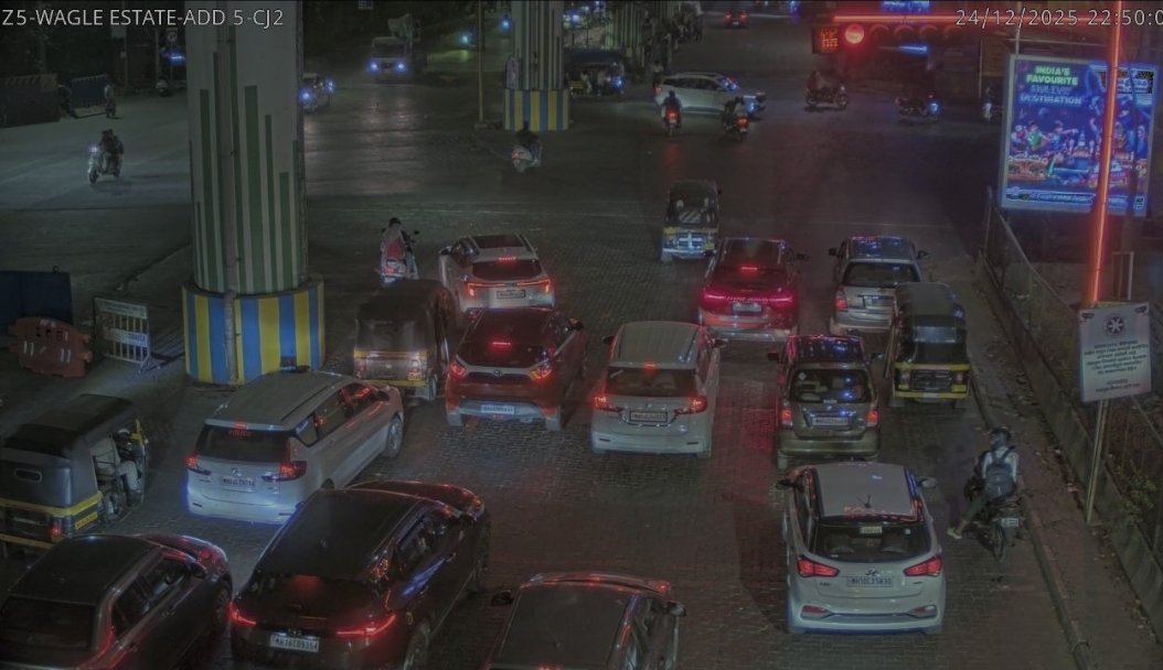 drmihird's tweet photo. Got a challan on my vehicle when it was standing still at a red signal in Thane with all other vehicles(All brake lights are on)

When in slow moving traffic, many time we have to stop near the intersection as the signal changes after we cross the light. https://t.co/uITpMe3Rxb