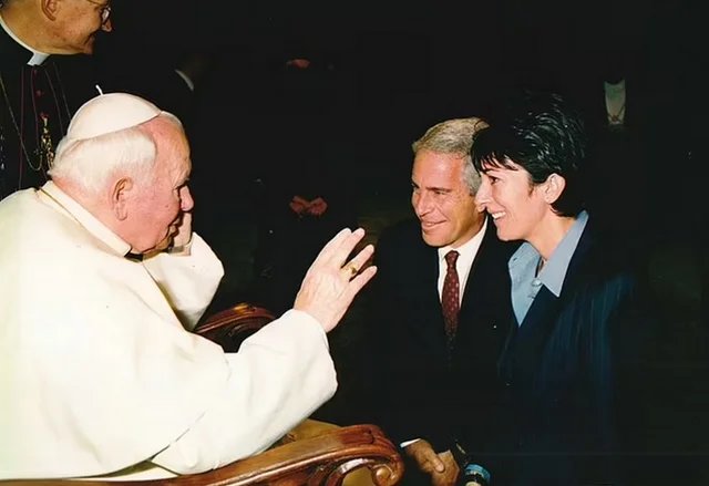 No olvidemos que Juan Pablo II; el Papa anticomunista, protector de pederastas (como Marcial Maciel, fundador de los legionarios de Cristo) y proclamado Santo por la Iglesia Católica, alojó en el Vaticano a Jeffrey Epstein y a su compinche Ghislaine Maxwell. Asco de Papa polaco.
