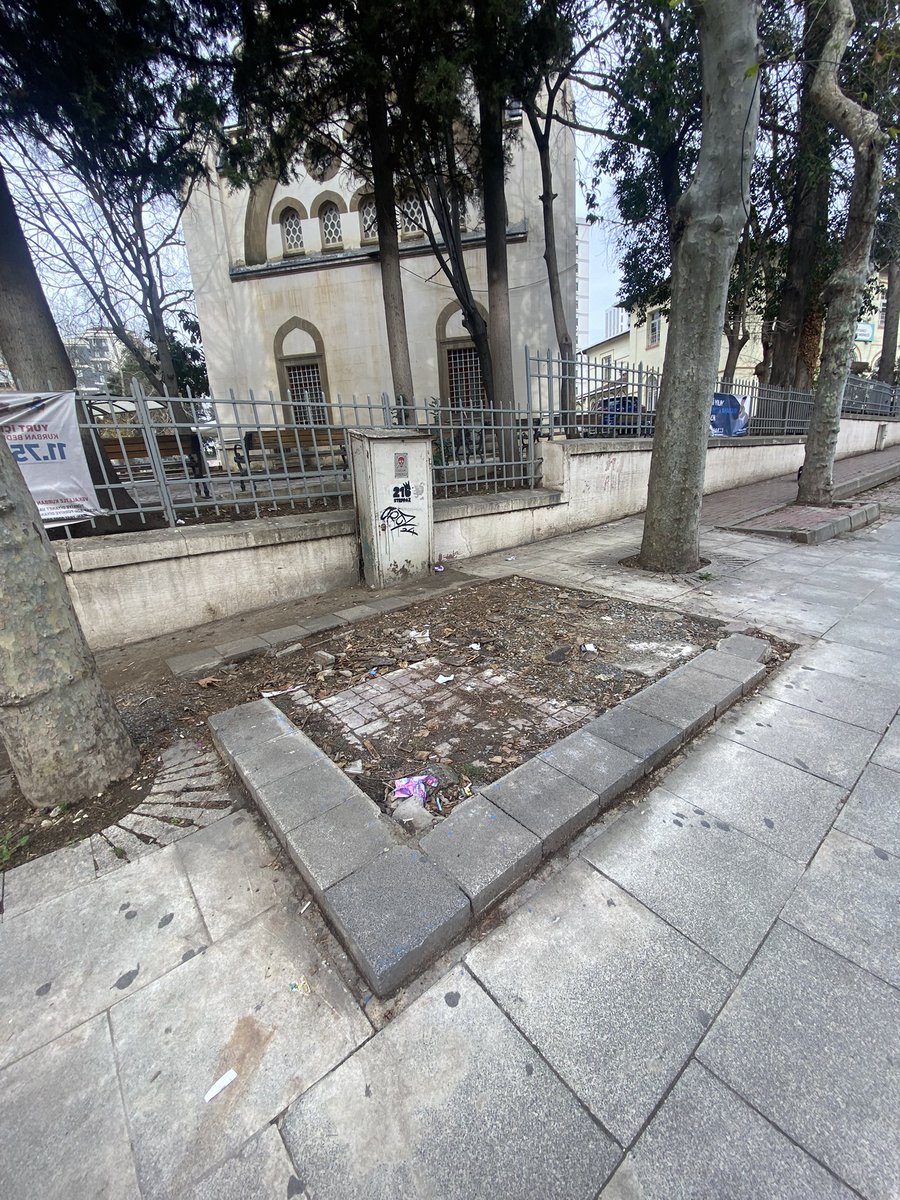 ARZZUU's tweet photo. Bostancı Vükela Caddesi bitimindeki Kuloğlu Camii önündeki İETT kulübesi kaldırıldı ancak çevre düzenlemesi yapılmadı. Marmaray istasyonununa gidiş yönündeki yaya  geçidinin bugün ki durumunu paylaşıyorum. İlginizi ve çözümünü rica ediyorum. @kadikoybelediye @IBBcozummerkezi https://t.co/dSOVf4JkVS