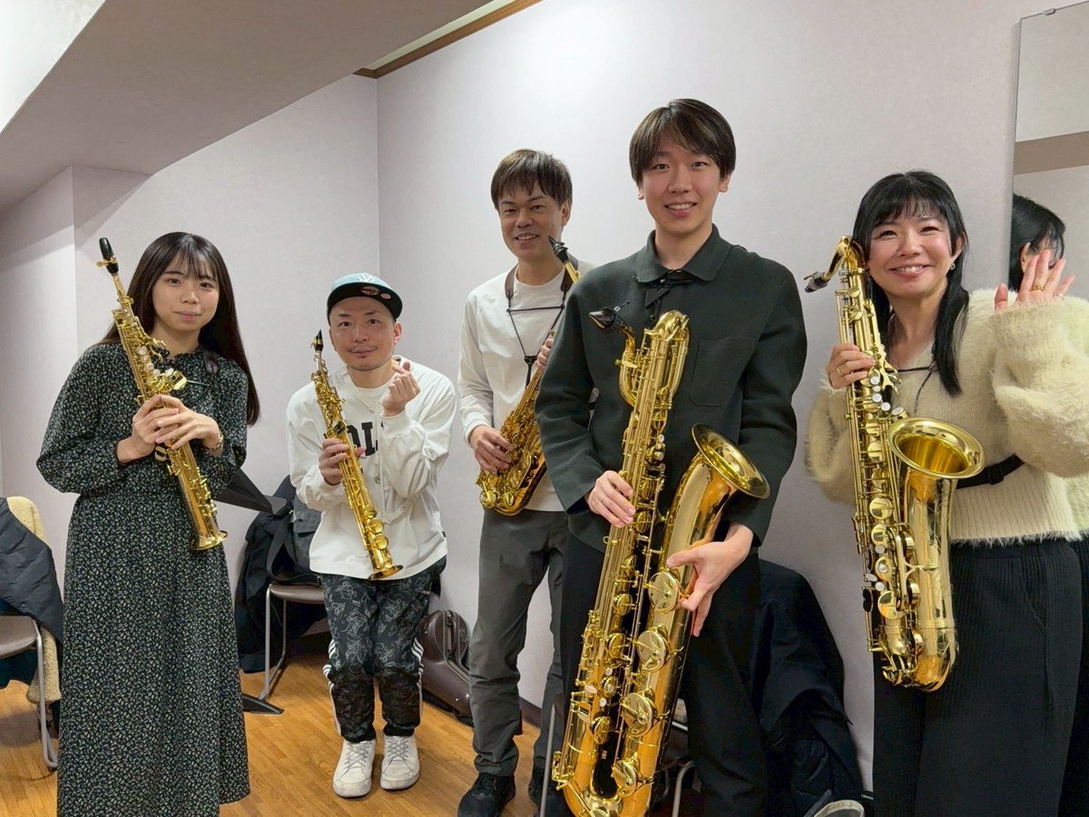 NsrSaxP's tweet photo. 【NSR 第1回コンサートまであと3日🎷】
本日はサクソフォン五重奏チームのご紹介です！
手にしているのはあの北海道銘菓😎

珍しい編成での演奏に是非ご注目ください！

チケットのご予約受付中ですので
皆様是非ご来場お待ちしております🌟 https://t.co/kO1k6GLxye