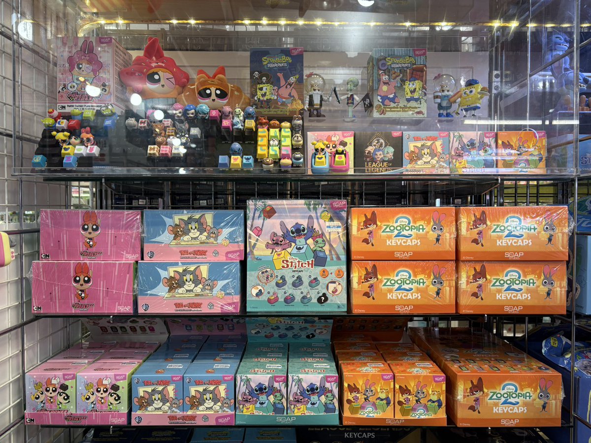 toy_yamashiroya's tweet photo. 5階売場に新入荷🎵
SOAP STUDIO
✅ ディズニー ズートピア2 キーキャップ
全10種+1種⭐️1個1,320円(税込)💰
BOX(10個入)13,200円(税込)💰
新商品の発売にあたりSOAP STUDIOのキーキャップコーナーが誕生❗️
押しに来てください📣
#ヤマシロヤ 5階売場直通📞03-3831-2407
#SOAPSTUDIO #ズートピア https://t.co/hVHAoB7kv7