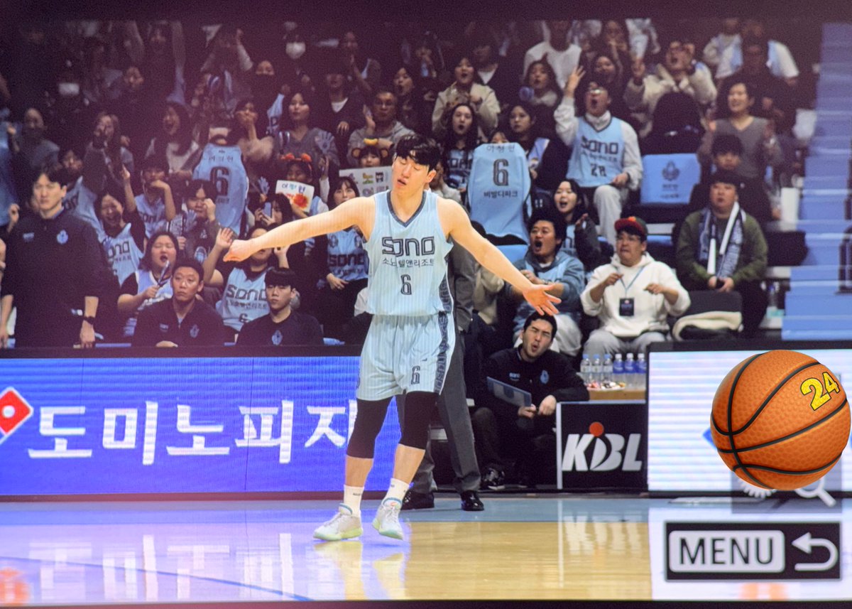 doublescore6's tweet photo. 오늘 정현이님 3점슛의 황제
리액션의 황제 
세상에 농구의신이 잇다면 정현이님이라 말하고싶어 https://t.co/fbf39Yrk19
