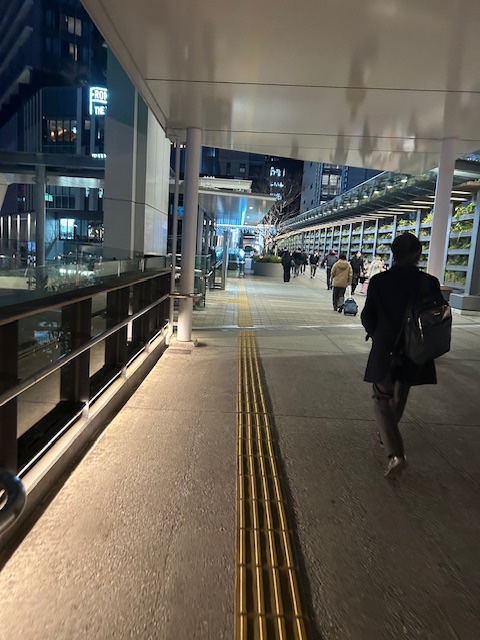 moominjg's tweet photo. 電車が止まってるから徒歩で帰宅じゃ。今日は足が痛いから、なるべく歩かない様にしてたのに！！定期代返してくれる？ https://t.co/SlAtgiE6LT