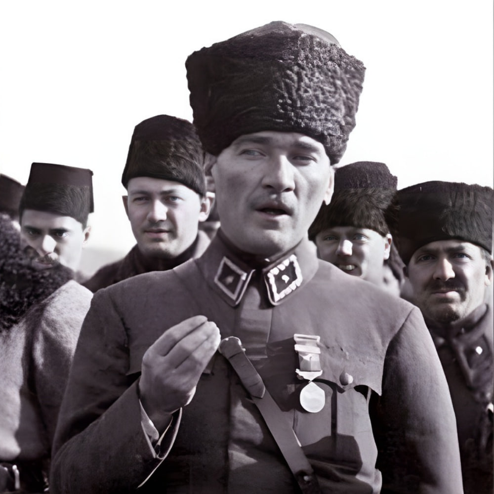 solcugazete60's tweet image. AKP'li Turgutlu Belediye Meclisi üyesi Nevim Baş:

"Atatürk, seçme ve seçilme hakkını başörtüsü olmayan kadınlara vermiştir.

Bana seçilme hakkını Cumhurbaşkanımız vermiştir."