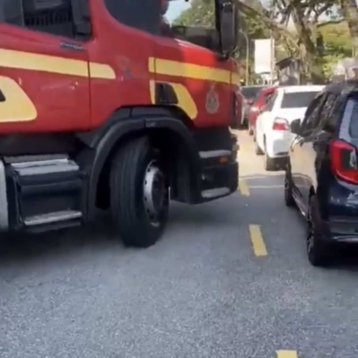 ErnestOnPT's tweet photo. Funny that a residential association would suddenly care about the operational aspects of the Fire and Rescue Department when it suddenly concerns about pedestrian improvements that took away illegal parking (when it would’ve actually blocked the fire engine in the demo drive) https://t.co/YeCLrZsNlZ