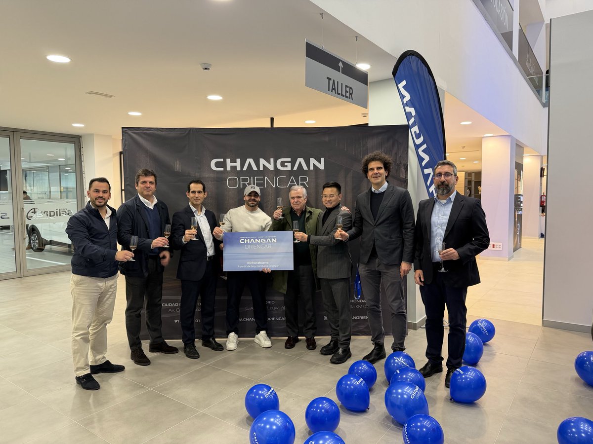 🚗✨ Hito en la automoción en España.
En Ciudad del Automóvil de Leganés se ha realizado la primera entrega oficial de un Changan a un cliente particular.
El DEEPAL S05 inicia la trayectoria comercial de la marca en nuestro país.

#Changan #DeepalS05 #CiudadDelAutomóvil #Leganés