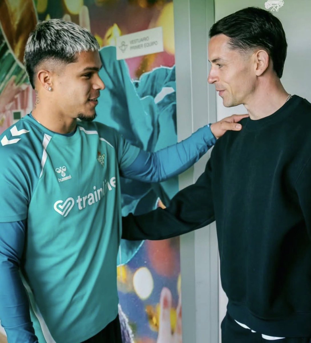 GonzaloTortosa's tweet image. 🟢⚪️🚨 ÚLTIMA HORA.

❌ Cucho Hernández no entrena con equipo y será BAJA mañana ante el Atlético.

❗️Álvaro Fidalgo realiza su primer entrenamiento con el Real Betis.

✅ Antony, con normalidad con el equipo tras no entrenar ayer. 

@elchiringuitotv