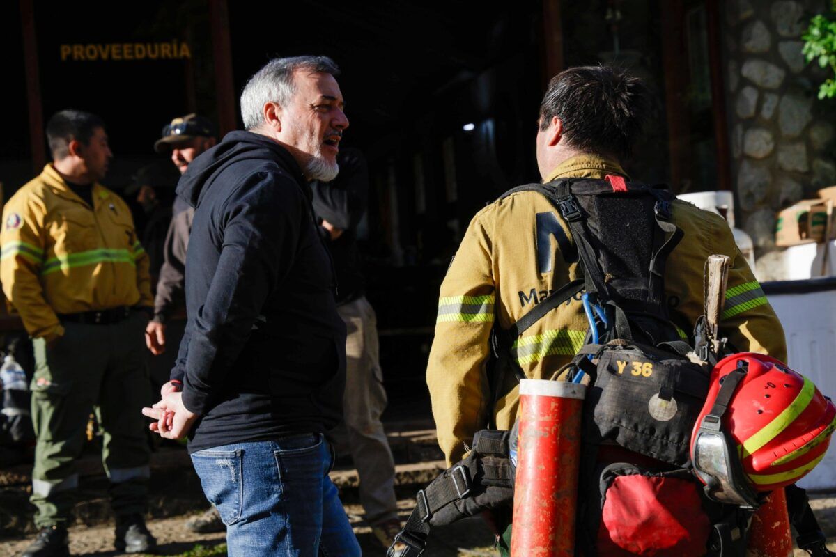 URGENTE!!
HOY ATE INICIA PROTESTAS EN PARQUES NACIONALES ANTE LA AMENAZA DE ADORNI DE DESPEDIR A MÁS DE 380 TRABAJADORES!!

Es repudiable y difícil de comprender que quieran despedir casi 400 trabajadores de uno de los principales organismos que luchan contra los INCENDIOS EN LA