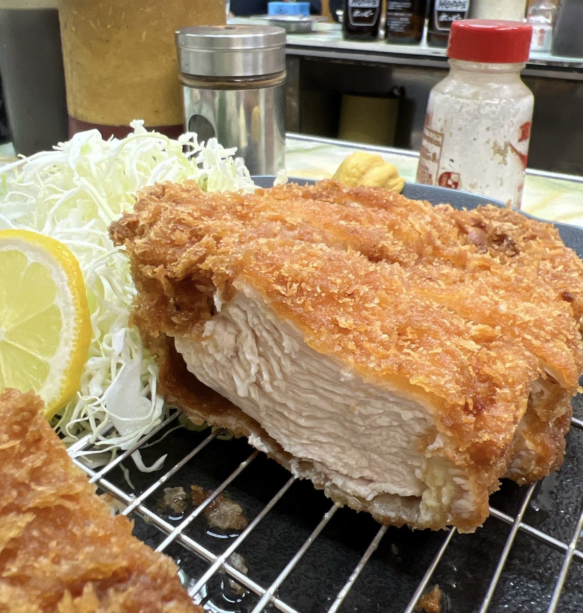 錦糸町『小松』

先日のひとコマ。久々に注文したチキンカツが超分厚くてテンション上がりまくった。これに気を良くしたせいか、お馴染みの硬いホッピーも普段以上に進んでしまって5杯いってしまって大満足の夜でした。