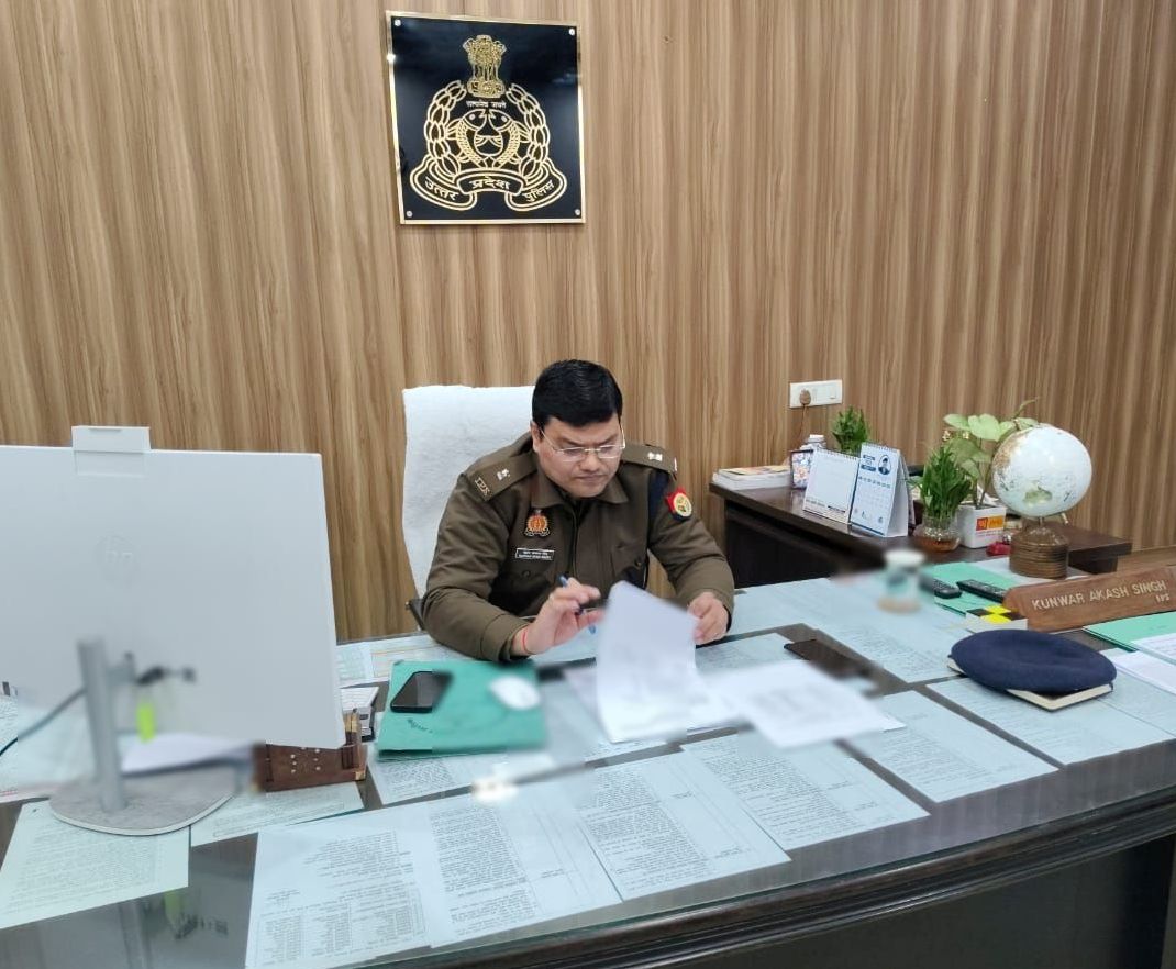Samacharnati's tweet photo. मुरादाबाद पुलिस अधीक्षक ग्रामीण @moradabadpolice द्वारा #जनसुनवाई में आए फरियादियों की सुनी गई समस्याएं, प्राप्त जन शिकायतों के त्वरित निस्तारण हेतु सम्बन्धित को दिए गए आवश्यक दिशा-निर्देश।  

#UPPolice https://t.co/1RDbNguZMP