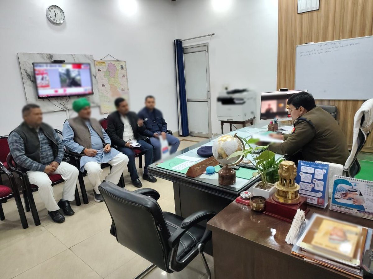 Samacharnati's tweet photo. मुरादाबाद पुलिस अधीक्षक ग्रामीण @moradabadpolice द्वारा #जनसुनवाई में आए फरियादियों की सुनी गई समस्याएं, प्राप्त जन शिकायतों के त्वरित निस्तारण हेतु सम्बन्धित को दिए गए आवश्यक दिशा-निर्देश।  

#UPPolice https://t.co/1RDbNguZMP
