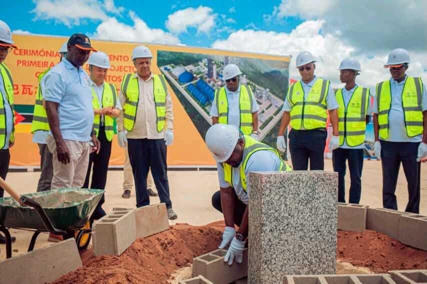 clubOmozambique's tweet image. Mozambique: Foundation stone laid for Chibabava cement plant 

👉 🔗  Learn about project timelines 
#Mozambique #IndustrialDevelopment #Manufacturing #EconomicGrowth #Infrastructure #Construction #CementFactory #LocalProduction #Industry 

clubofmozambique.com/news/mozambiqu…