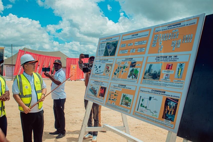 clubOmozambique's tweet image. Mozambique: Foundation stone laid for Chibabava cement plant 

👉 🔗  Learn about project timelines 
#Mozambique #IndustrialDevelopment #Manufacturing #EconomicGrowth #Infrastructure #Construction #CementFactory #LocalProduction #Industry 

clubofmozambique.com/news/mozambiqu…