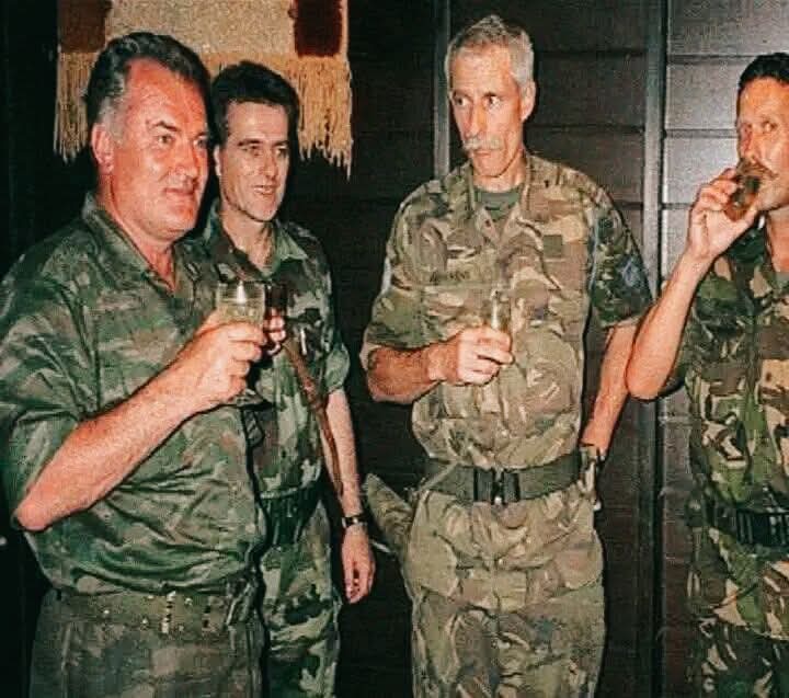 صورة يجب أن لا تُمحى من الذاكرة. 
الهولندي كيرمنس قائد قوات حفظ السلام الهولندية التابعة للأُمم المتحدة يشرب الخمر مع السفا. ح الصربي ميلادتش قبيل إرتكاب مذ. بحة سربينيتشيا بليلة واحدة عام 1995 م..

للعلم طلب القائد الهولندي كيرمنس من مسلمي البوسنة تسليم أسلحتهم وتعهد بحمايتهم